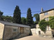 Skittles - Charming One Bedroom Apartment - Parking - Easy Access To Bath – photo 1