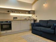 Skittles - Charming One Bedroom Apartment - Parking - Easy Access To Bath – photo 2