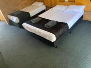 Jumbuck Motor Inn With Shaded Pool And Bbq - Pet Friendly - King Bed In Every Room – photo 7