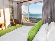 Luxury Ocean View Beachfront 2 Bed Apartment -206 The Waves, Blouberg, Cape Town – photo 1