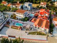 Amazing Home In Turanj With 8 Bedrooms, Jacuzzi And Sauna – zdjęcie 1