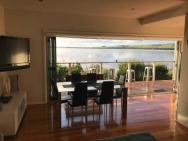 Amazing Ansons Bay Absolute Waterfront Beach House