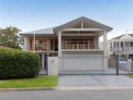 Beauty And The Beach', 88 Foreshore Drive - Large Home With Wifi & Water Views – zdjęcie 2