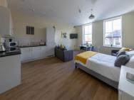 Apartment 6, Isabella House, Aparthotel, By Rentmyhouse