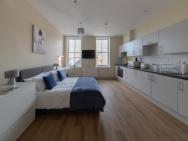 Apartment 7, Isabella House, Aparthotel, By Rentmyhouse