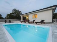 Beautiful Villa With Private Swimming Pool Nice Covered Terrace Play Area Bbq