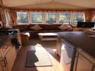 Shepherds Huts Ham Hill, 2 Double Beds, Bathroom, Lounge, Diner, Kitchen, Love Dogs & Cats Looking Out To Lake And By Ham Hill Country Park Plus Parking For Large Vehicles Available Also Great Deals On Workers Long Term This Is The Place To Relax And Bbq – photo 5