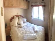 Shepherds Huts Ham Hill, 2 Double Beds, Bathroom, Lounge, Diner, Kitchen, Love Dogs & Cats Looking Out To Lake And By Ham Hill Country Park Plus Parking For Large Vehicles Available Also Great Deals On Workers Long Term This Is The Place To Relax And Bbq – photo 6