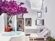 2 Bedroom Charming Villa With Outdoors Jacuzzi