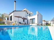 Elegant Villa Dolcea With A Swimming Pool – zdjęcie 1