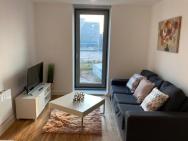 1 Bedroom Lovely Apartment In Salford Quays Free Street Parking Subject To Availability