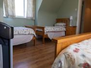 Barrymor Twin, Family And Double Room – photo 2