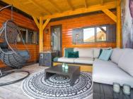 Ibiza Style Chalet In Brouwershaven With Lounge Terrace – zdjęcie 3