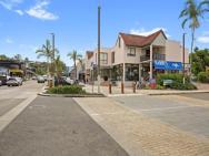 2 Bedroom Unit, Centre Of Airlie With Town View