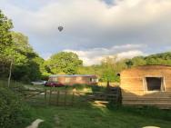 Shepherds Huts Ham Hill, 2 Double Beds, Bathroom, Lounge, Diner, Kitchen, Love Dogs & Cats Looking Out To Lake And By Ham Hill Country Park Plus Parking For Large Vehicles Available Also Great Deals On Workers Long Term This Is The Place To Relax And Bbq – photo 2