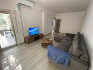 2 Bedroom Self Contained Apartment Opposite The Four Seasons Hotel
