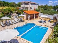 Stunning Home In Brnobici With 4 Bedrooms, Wifi And Outdoor Swimming Pool – zdjęcie 1