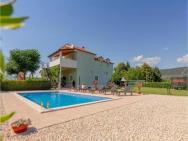 Amazing Home In Donji Prolozac With 5 Bedrooms, Wifi And Private Swimming Pool