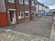 Wonderful 3 Bed With Drive Sleeps 7 Commuters Contractors & Families
