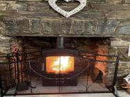 The Cwtch, Log Fire, Sleeps 5, Nr Zip World, Brecon And Bike Park Wales – photo 5