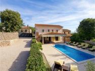 Amazing Home In Garica With 4 Bedrooms, Wifi And Outdoor Swimming Pool