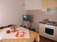 Awesome Apartment In Miskovici With 4 Bedrooms – photo 6