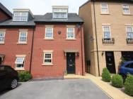Stunning 3 Bedroom Home With Free Parking, Free Wifi And Netflix, Company Workers Welcome Short Term And Long Term