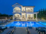 Luxury Villa Vanato & Pool