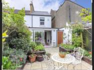 Entire Cottage Near South Ealing