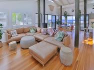 15 Mcanally Drive Fabulous Family Home With Magnificent Ocean Views Pool Walk To Beach – zdjęcie 3