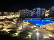 Amwaj Seaside Retreat- Luxury 2br Chalet In Amwaj Sidi Abdelrahman