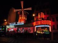 * Moulin Rouge Getaway * 1br + Desk + Gym Weights – photo 7