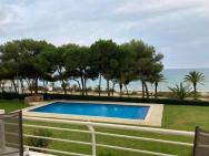 Apartment With Great Community Swimming Pool & Direct Beach Access