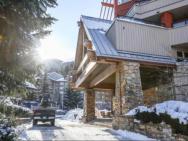 Ski In/out 2 Bedroom Condo W/ Pool, Jacuzzi, Parking