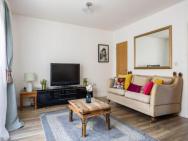 Superb 3-bed House With Parking & Garden In London