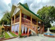 La Famille Guesthouse Pundaquit Mountain View And Walking Distance To Beach