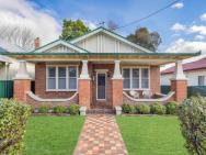 Currawong Bungalow - An Idyllic Group Stay In Town