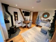 Apple Tree Cottage - Cosy 2 Bed With Deluxe Hot Tub & Log Burner