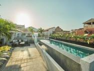 Amazinn Places Rooftop And Design Pool Ii