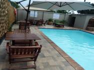 Room In Lodge - Welcoming 1 Bedroom With King Size Bed,pool, Wifi