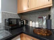 Platinum - 2 Bedroom, Home With Free Parking, Free Wifi And Netflix, Company Workers Welcome Short Term And Long Term – photo 4