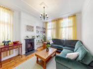 Spacious 3 Bed House With Garden In Northfields