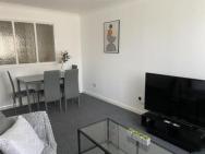 Cosey Two Bedroom Apartment - Contractors And Relocators - Lgw Airport