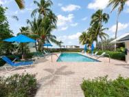 Perfectly Located In The Heart Of Seven Mile Beach Apts – photo 3
