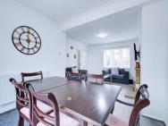 29 Mins To Kings Cross Families Or Groups Of Workers Deals For Long Term Stays – photo 2