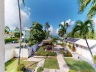 Perfectly Located In The Heart Of Seven Mile Beach Apts – photo 6