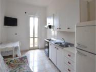 Awesome Apartment In Isola Di Capo Rizzuto With Wifi And 2 Bedrooms – photo 3