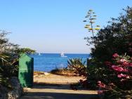 Kleines Ruhiges Ferienhaus Direkt Am Meer, Mit Privatem Meer-zugang