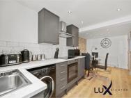 Stylish Boutique 1 Bed Apartment Wi-fi Netflix Disney Parking Close To Town & Gravesend Station