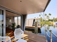 Luxurious Houseboat - Modern